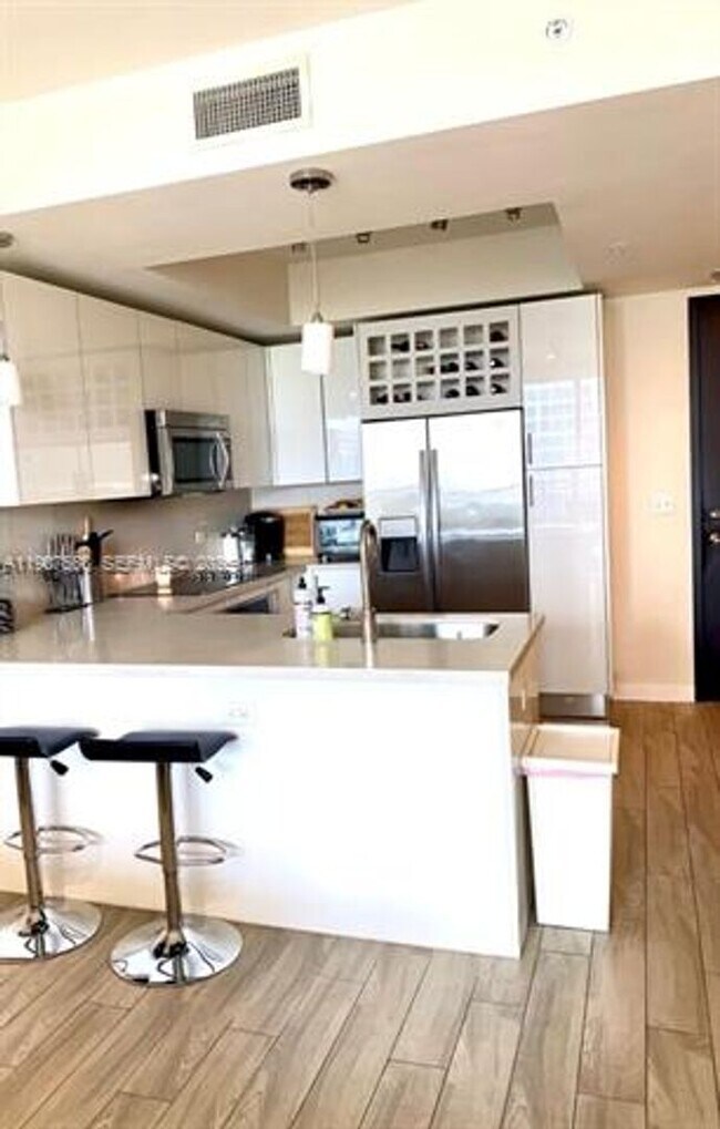 Building Photo - 999 SW 1st Ave