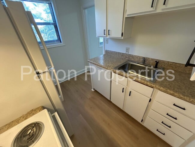 Building Photo - Hampton Hills Condo