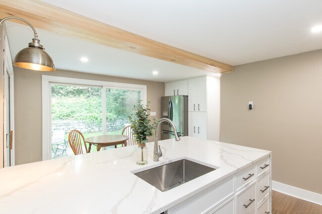 Building Photo - 211 New Canaan Rd