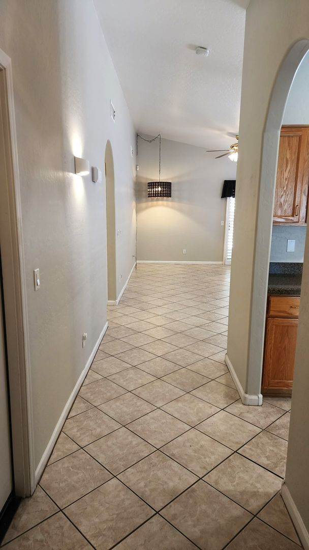 Building Photo - 3 Bedroom Home in Westbank Estates Near E ...