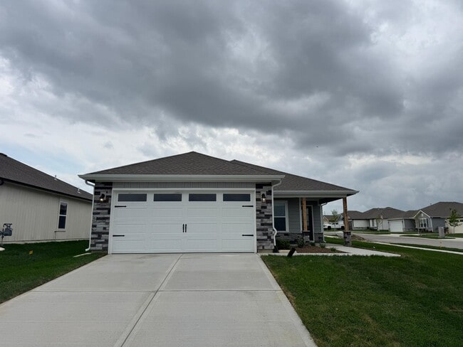 Building Photo - 518 N Pear St