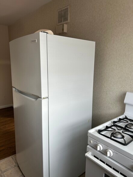 Refrigator / Stove - 625 South Ft. Thomas Ave