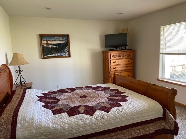 Building Photo - Beautiful 2 bedroom home with expansive li...