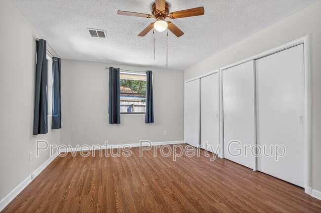 Building Photo - 8 Manor Dr