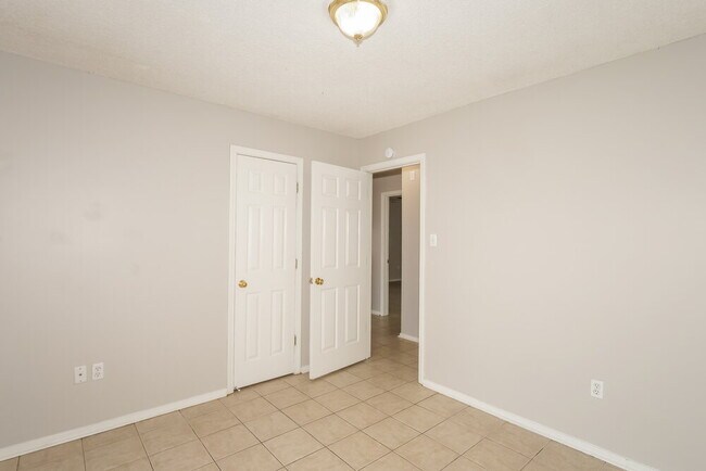 Building Photo - 10173 Oak Run Dr S