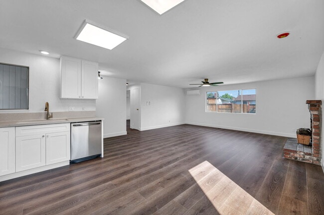 Building Photo - 785 Casazza Dr