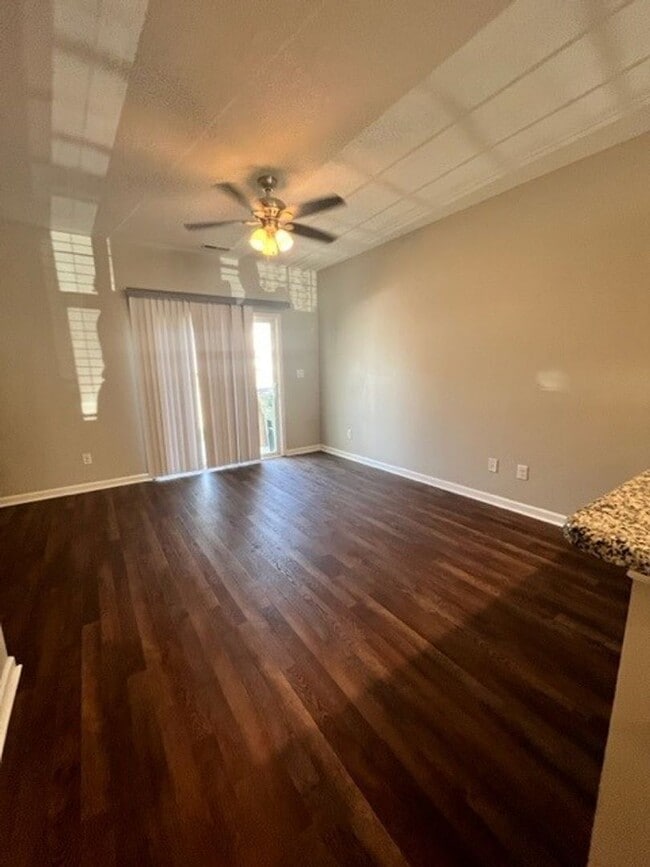 Building Photo - 2 bedroom 2.5 bath townhome available