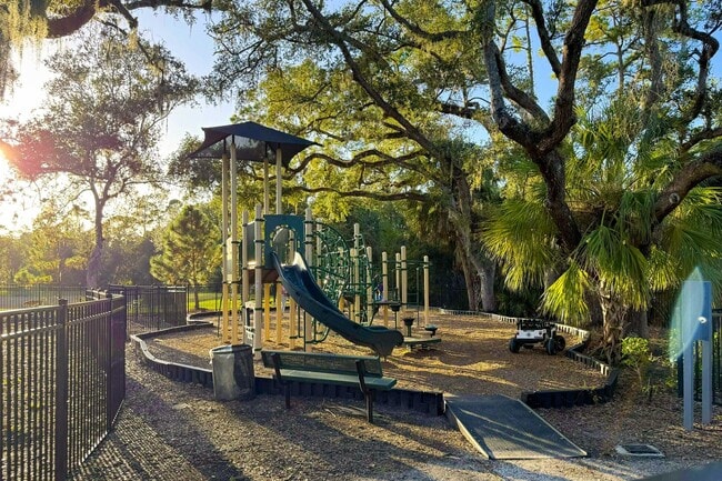 Building Photo - Spacious 3-Bed, 2-Bath Pool Home in Planta...