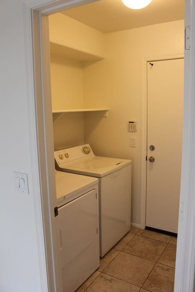 Building Photo - 3 bedroom with loft in Cheatham farms
