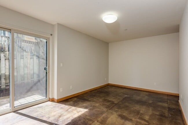 Building Photo - Luxury Three Bedroom Townhome in Johns Lan...