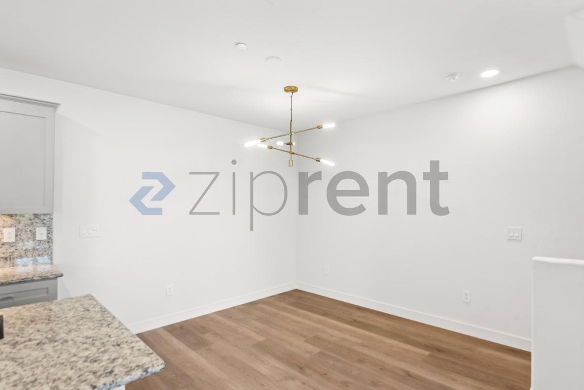 Building Photo - Unit
