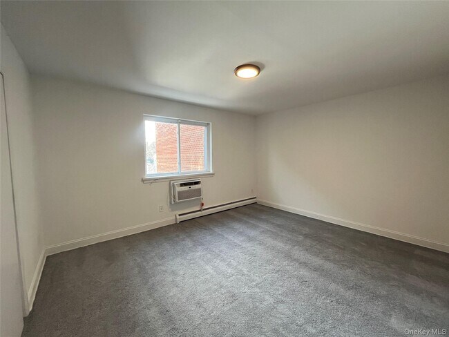 Building Photo - 75-50 Furmanville Ave