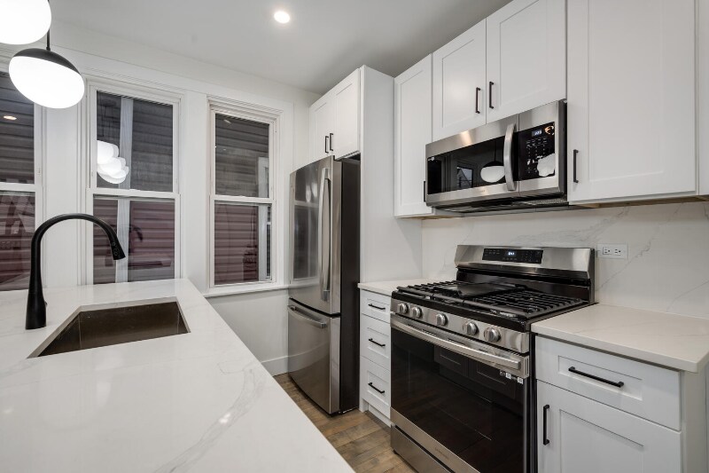 Building Photo - 2137 N Maplewood Ave