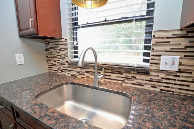 Building Photo - 4 bed 2 bath home