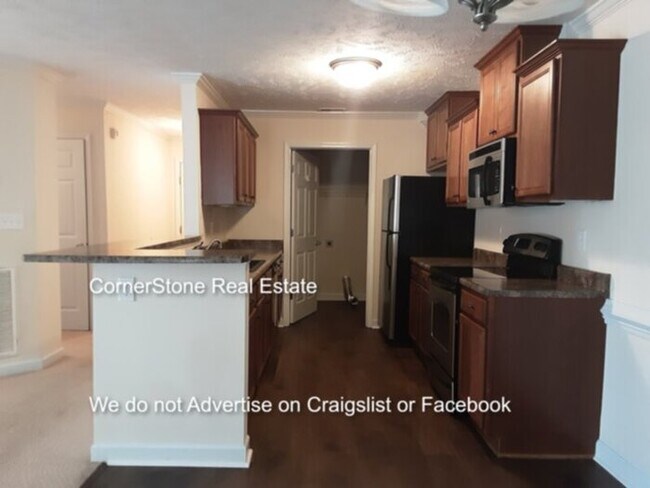 Building Photo - 1830 Balmoral Dr