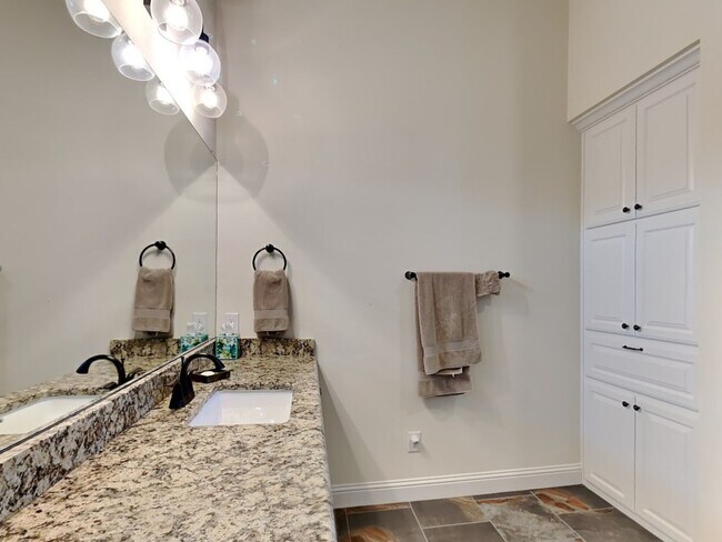 Building Photo - Experience Resort-Style Living in the Prestigious Gated Community of Bella Flora.