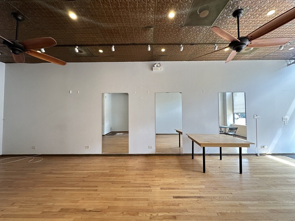 Building Photo - 2138 W Chicago Ave