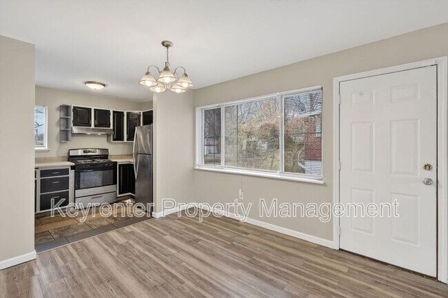 Building Photo - 900 Paddock Dr