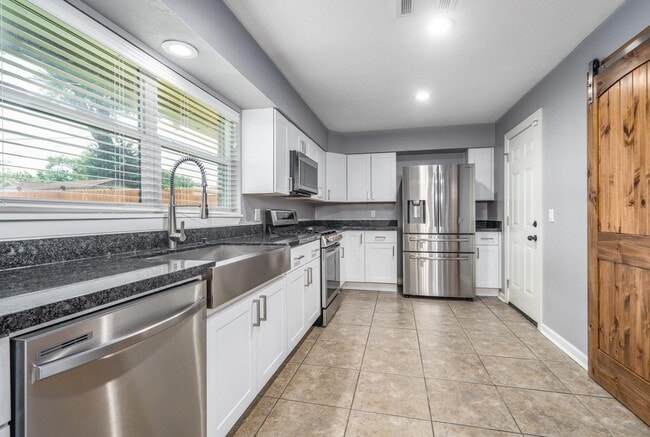 Building Photo - 4915 Hialeah Dr