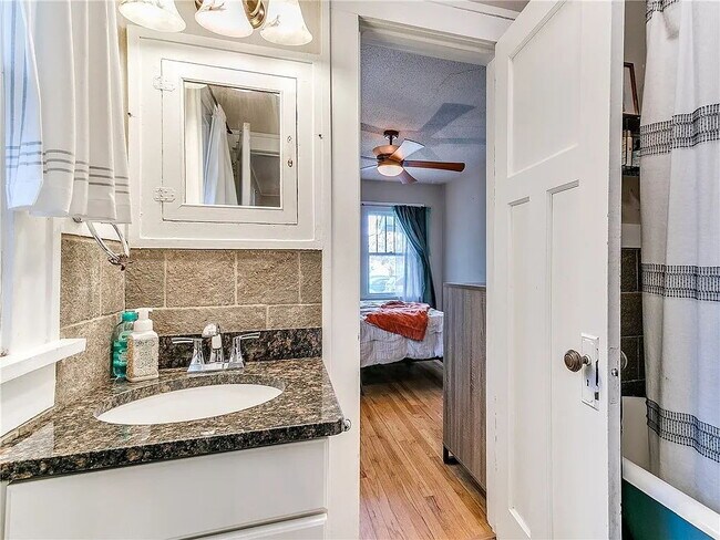 Building Photo - Charming 2-Bedroom Home minutes from everything!