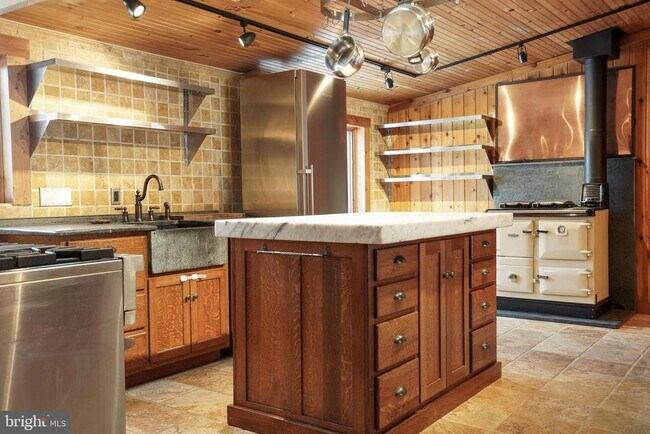 Building Photo - 371 Green Tree Dr