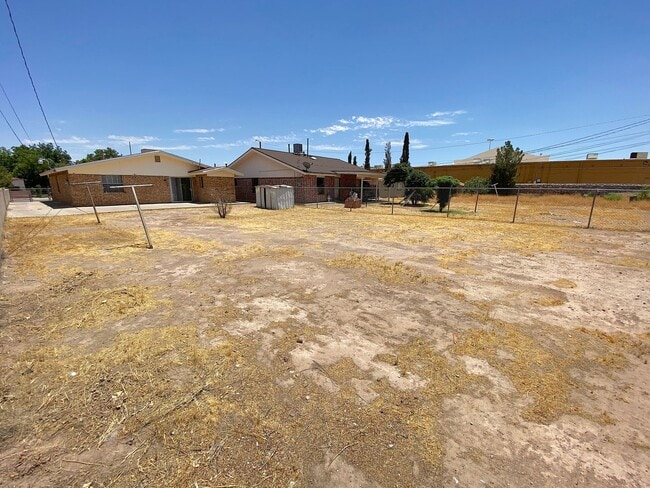 Building Photo - East El Paso 3 bed Refrig A/C