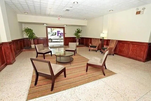 Building Photo - Room in Condo on Lavaca St