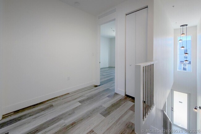Building Photo - 405 NE 35th Ct