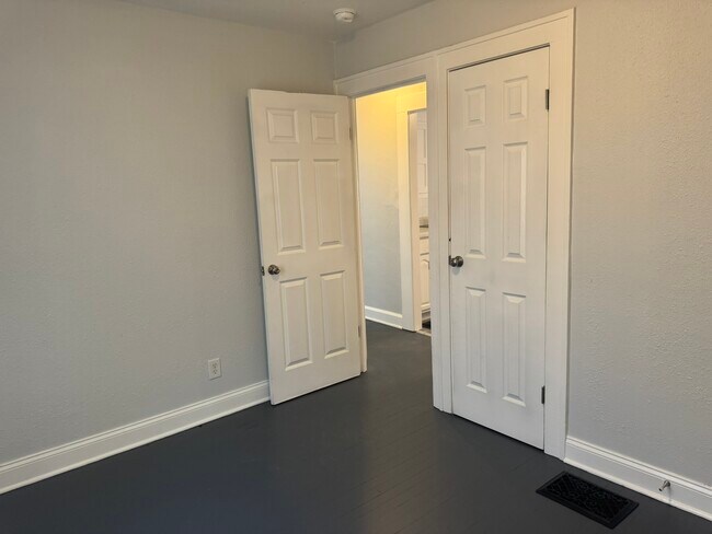 Building Photo - 948 N Bradley Ave