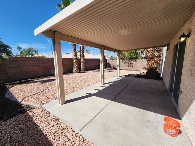 Building Photo - Lovely Single Story Home