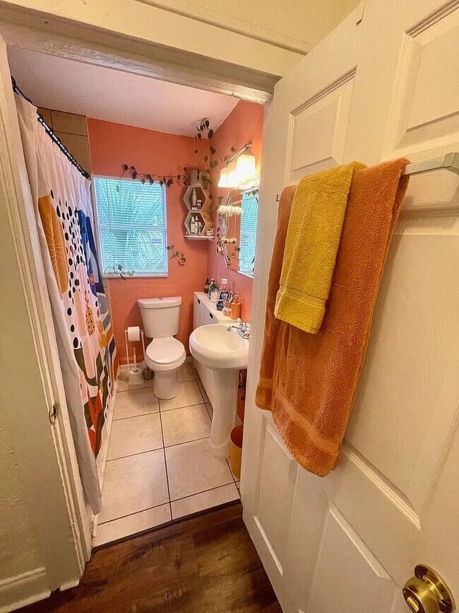 Building Photo - Charming bungalow 3/1 pet friendly blocks from Downtown St. Pete