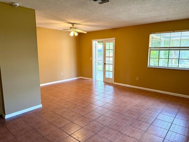 Building Photo - 1235 Rowayton Cir