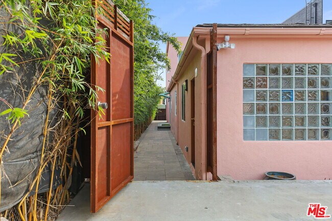 Building Photo - 623 Rose Ave