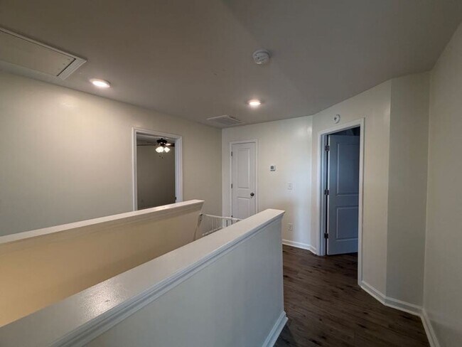 Building Photo - 1097 Sapphire Dr