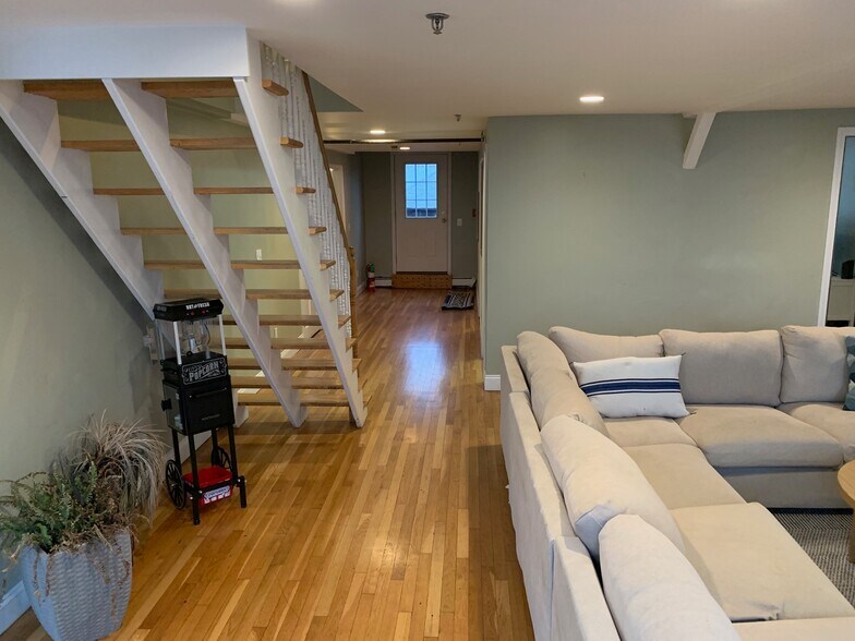 Building Photo - 378 Thames St