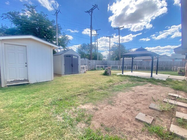 Building Photo - Great 3 bed 2 bath near West Loop 289 and 4th street