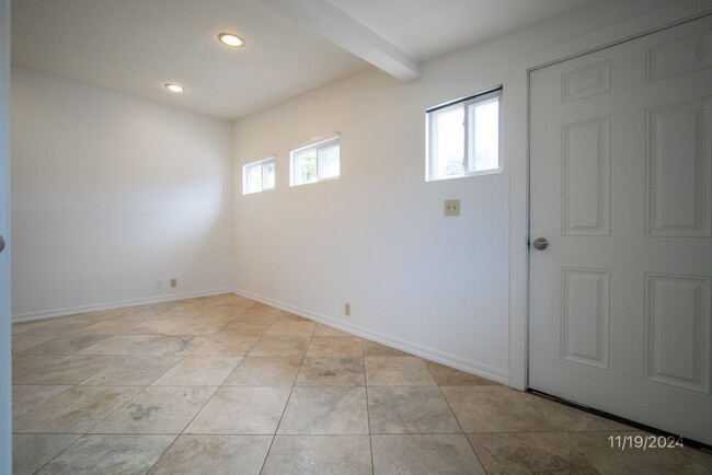 Building Photo - Studio in Kailua, Avail Now, Schedule an A...