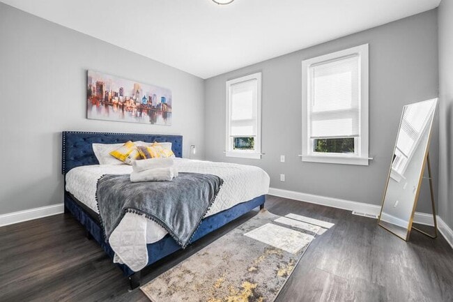 Building Photo - 1365 E 43rd St