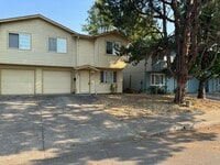 Building Photo - Updated 3 bedroom 2 bath duplex! MOVE IN S...