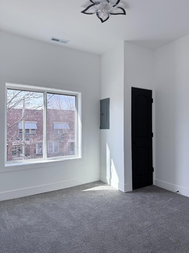 Building Photo - 828 E Main St