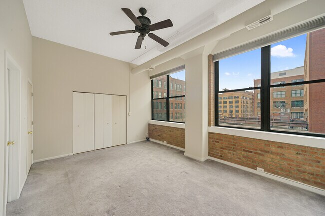 Building Photo - 812 W Van Buren St