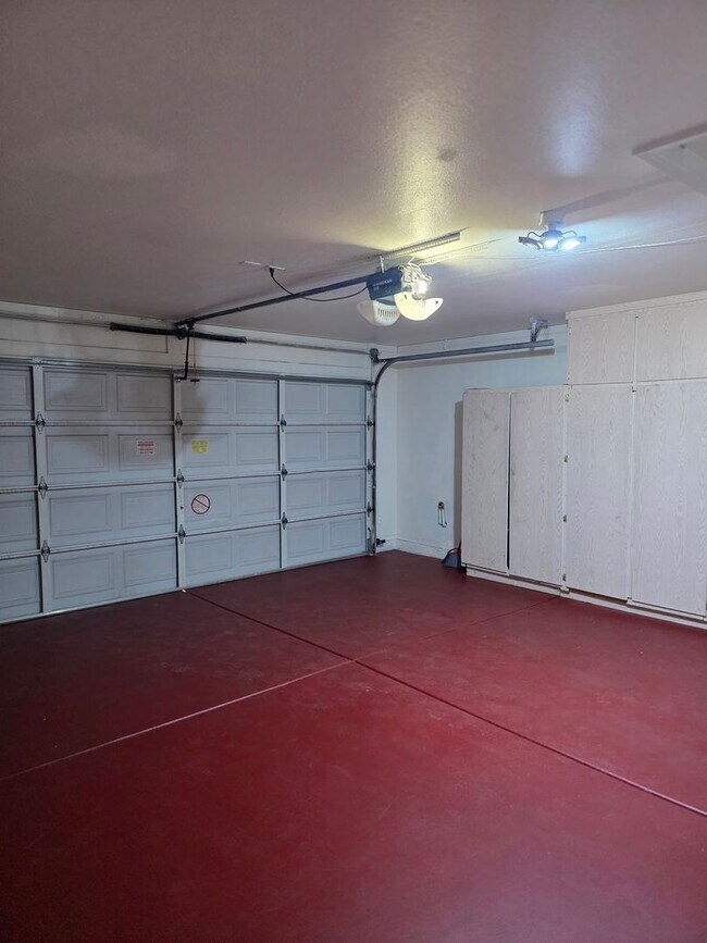 Building Photo - Beautiful 3BR 2BA Home w/ Private Pool • Pool + Covered Patio • Attached Garage in Phoenix