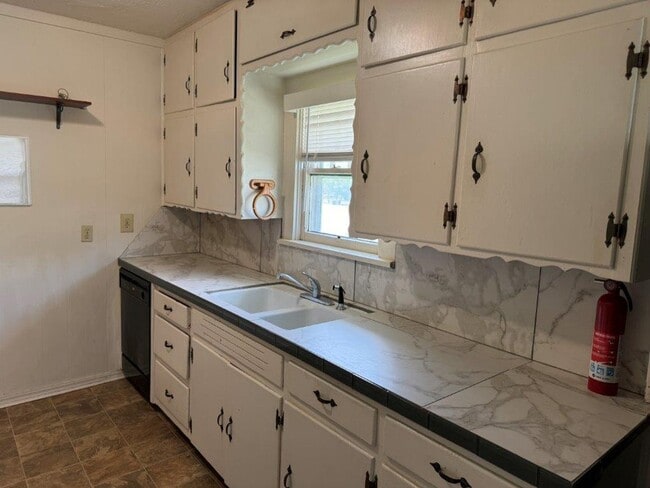 Building Photo - Tons of possibilities here!  3 bedrooms pl...