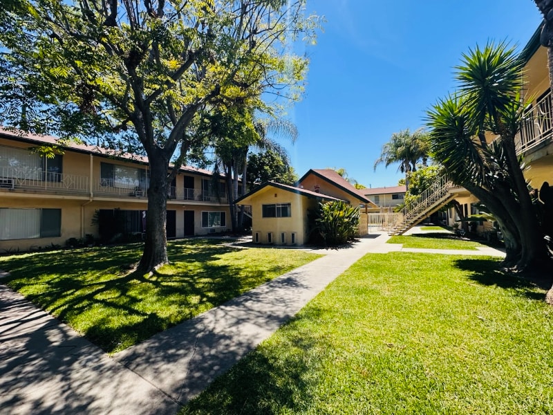 Building Photo - 1675 W Pampas Ln