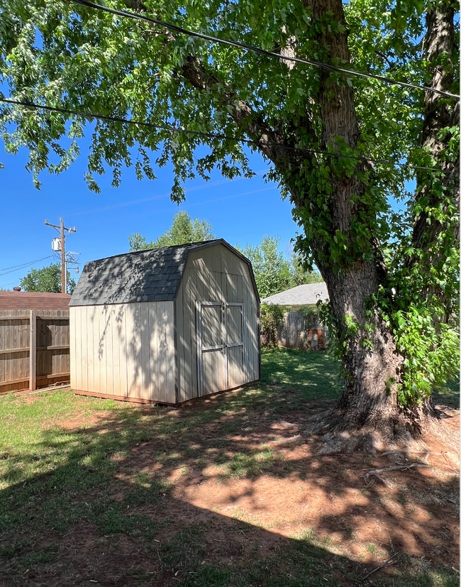 Building Photo - 722 S Meadow Ln