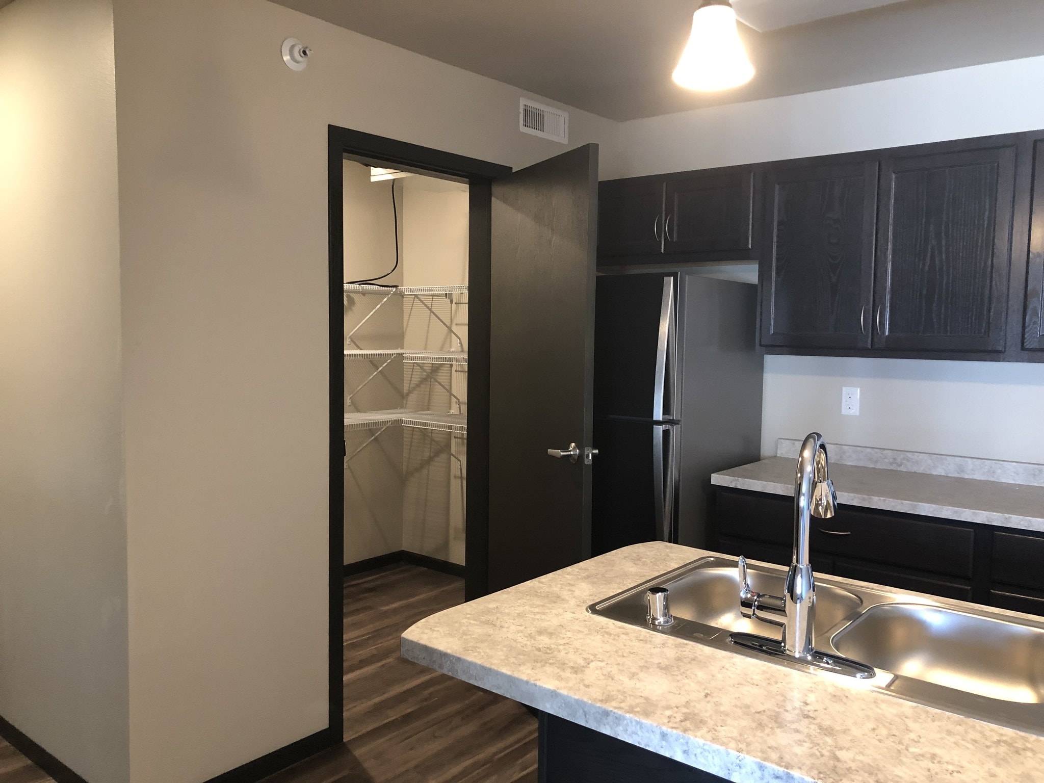 Building Photo - 913 Main Ave