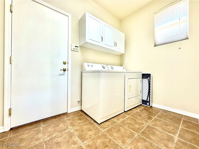 Building Photo - 10276 Romantico Dr