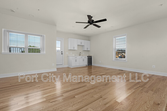 Building Photo - 903 S Decker Ave