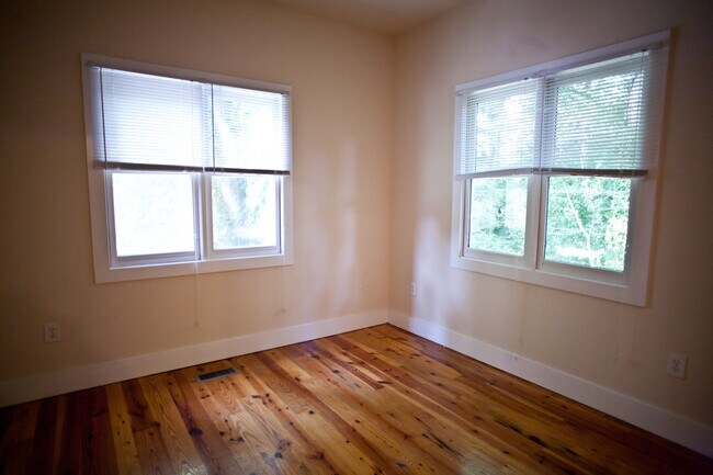 Building Photo - Great house with hardwood floors! Walk to ...