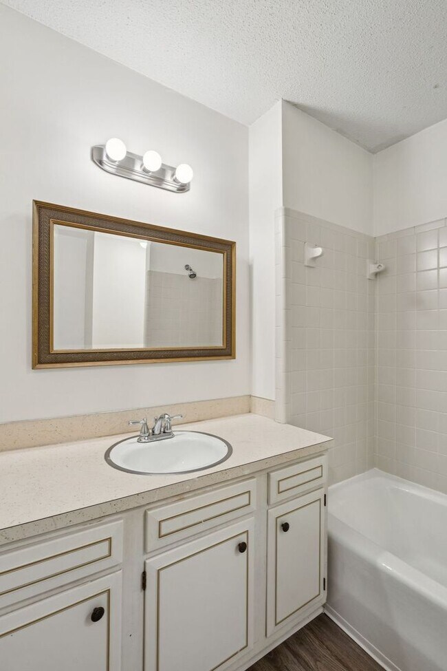 Building Photo - 3BR/2BA Home with Fireplace and Fenced Yard in Mt Pleasant